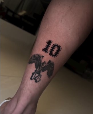 Panturrilha de Arrascaeta com duas tatuagens em homenagem ao Flamengo