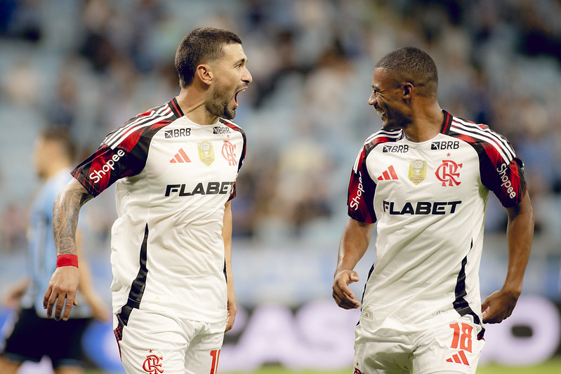 Flamengo tem dois pilares pendurados na Libertadores: Arrascaeta e De La Cruz correm risco de suspensão