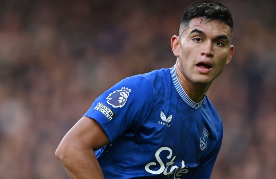 alcaraz em jogo do everton na premier league