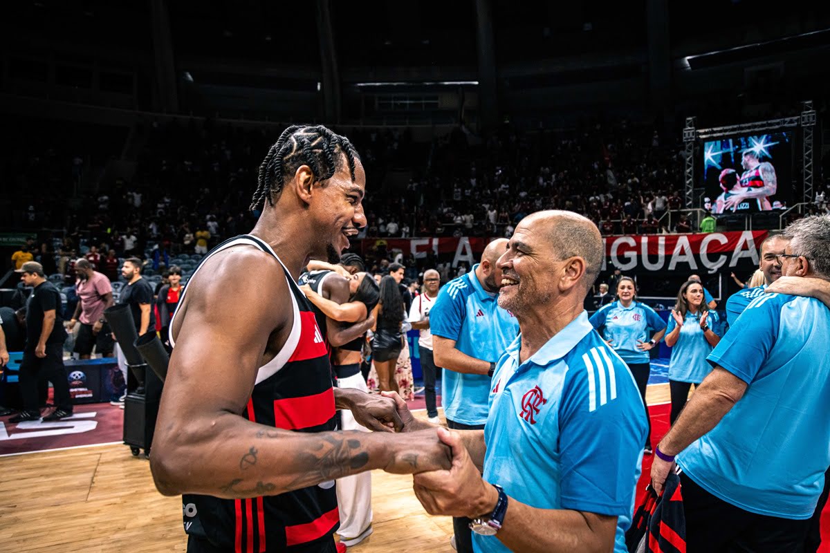 Menina muçulmana fazendo exercícios de agachamento aéreo no Hijab esportivo  Home Workout Guidance. Agachamento mulher árabe Vetor de ©bulgakov.oleksii  483087550, image size:1200x800