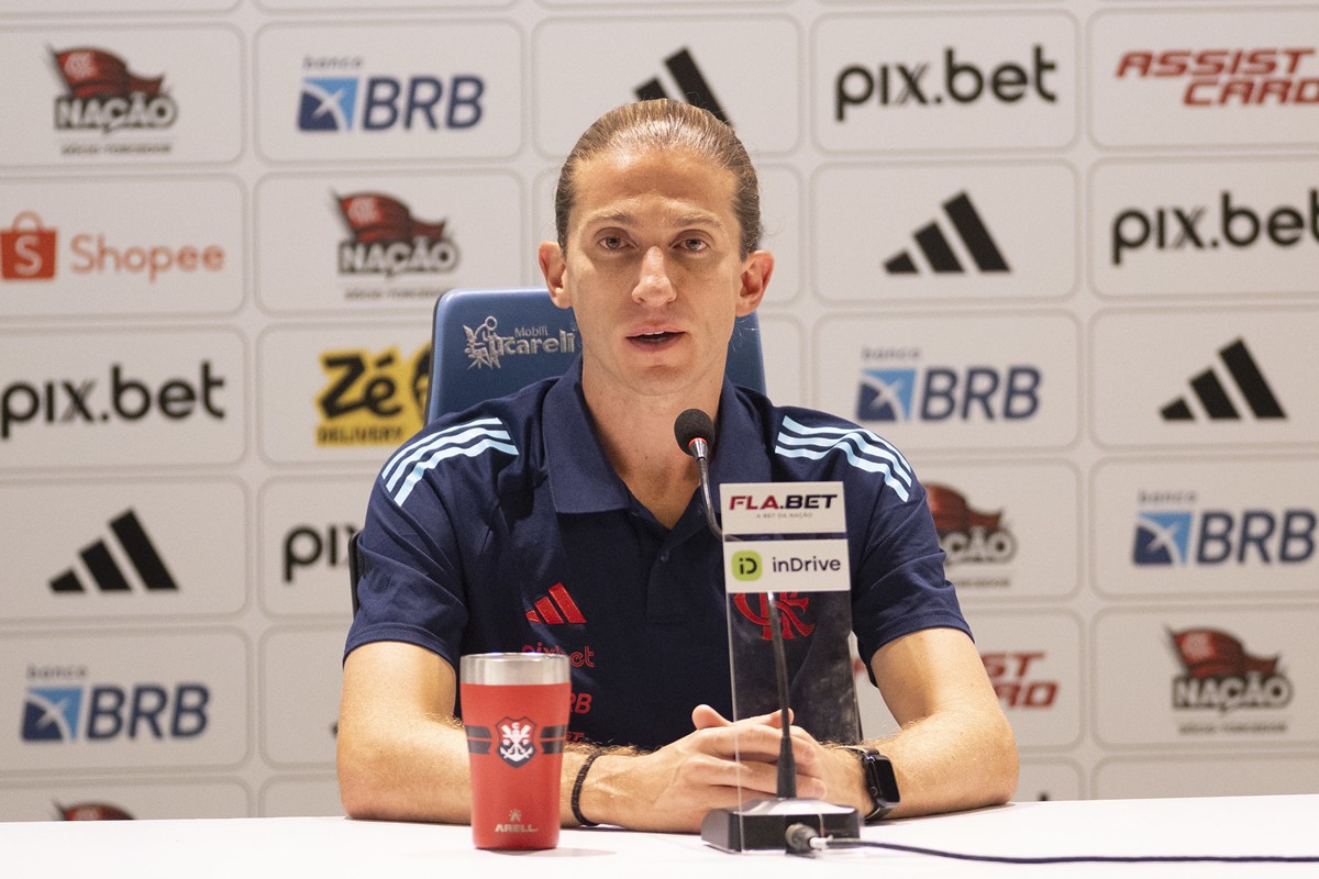 Filipe Luís explica escalação de Danilo na vaga de Léo Ortiz - MundoBola