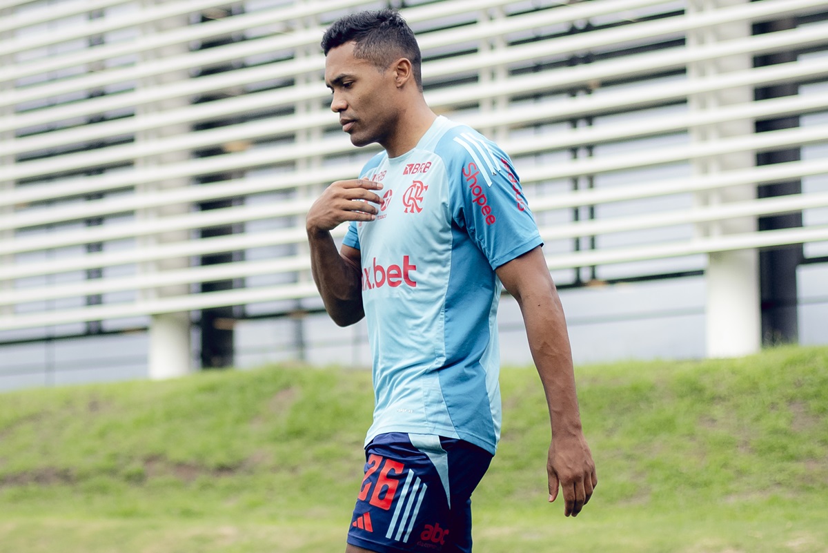 Alex Sandro se prepara para iniciar treinamento no Flamengo