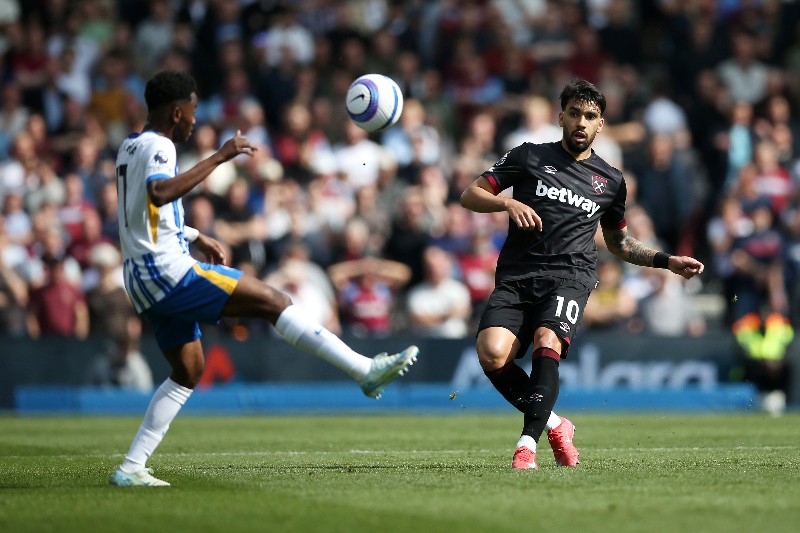 26 DE ABRIL: Simon Adingra, do Brighton & Hove Albion, disputa a posse de bola com Lucas Paquetá, do West Ham United, durante a partida da Premier League entre Brighton & Hove Albion FC e West Ham United FC no Amex Stadium em 26 de abril de 2025 em Bright