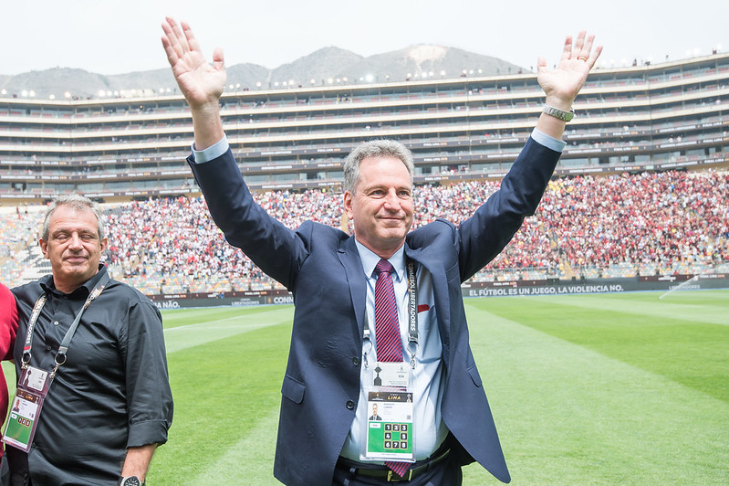 com Bap ao fundo, Rodolfo Landim comemora título