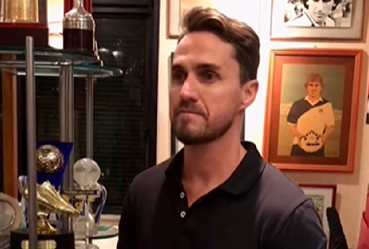 Sávio se emociona ao visitar sala de troféus particular de Zico