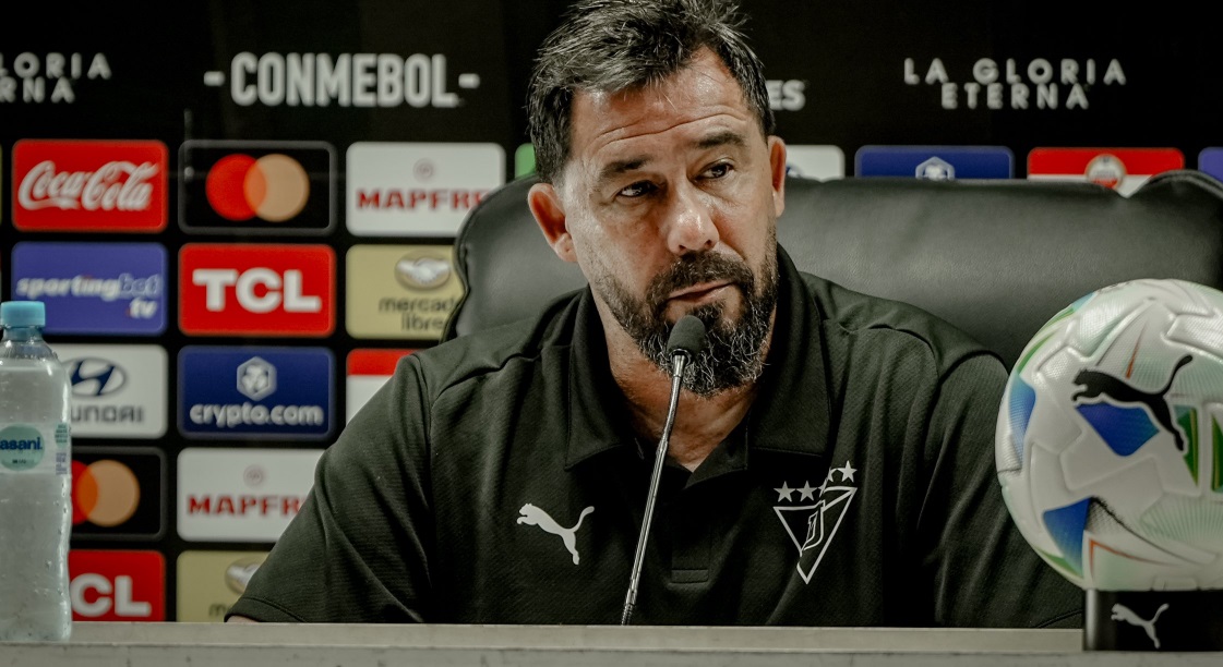Pablo Sánchez prepara mudanças na LDU para encarar Flamengo no Maracanã