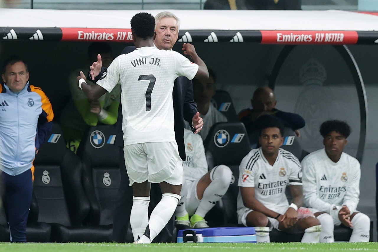 Vinicius Junior (E), do Real Madrid CF, comemora seu primeiro gol com seu técnico Carlo Ancelotti (D), durante a partida da LaLiga entre Real Madrid CF e CA Osasuna no Estádio Santiago Bernabeu em 9 de novembro de 2024 em Madri, Espanha.