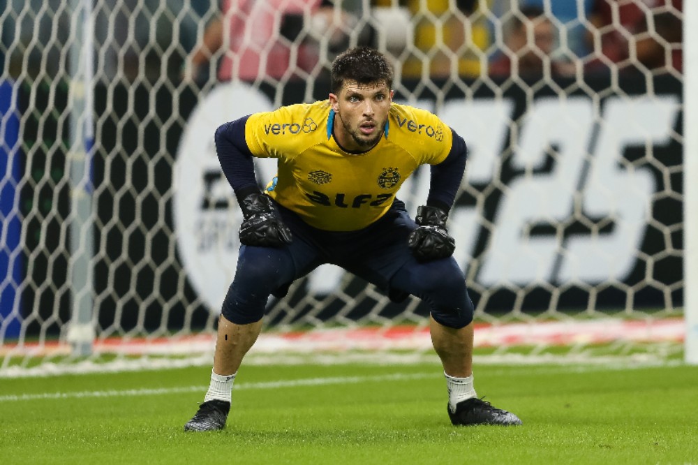 O goleiro Tiago Volpi, do Grêmio, aquece antes da partida do Grupo D da Copa CONMEBOL Sul-Americana entre Grêmio e Atlético-MG na Arena do Grêmio, em 8 de abril de 2025 em Porto Alegre, Brasil.