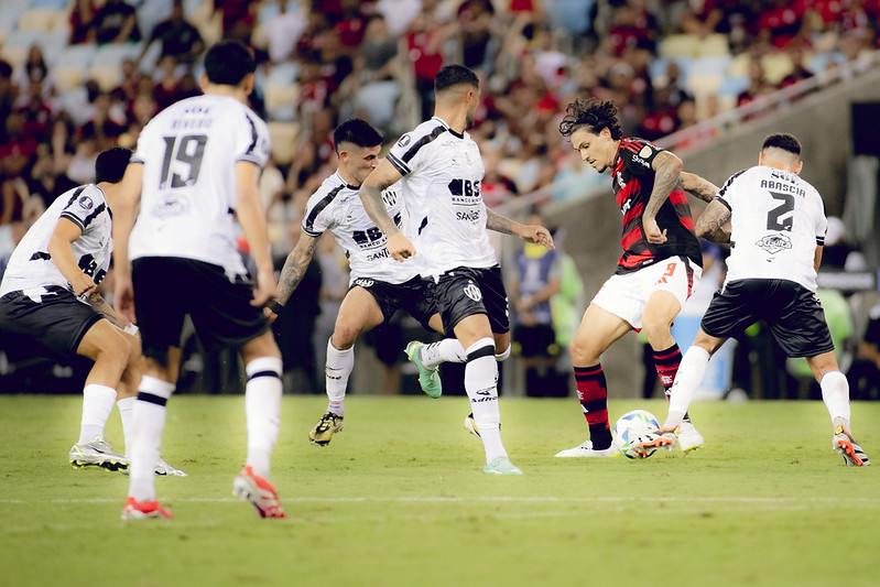 Pedro entre quatro jogadores em Central Córdoba x Flamengo, pela Libertadores