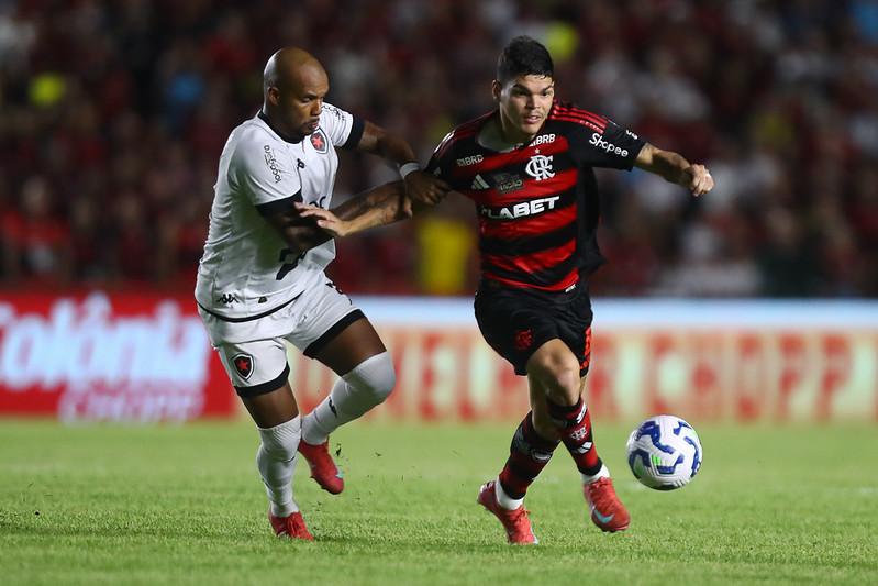 Ayrton Lucas em campo durante Botafogo-PB x Flamengo