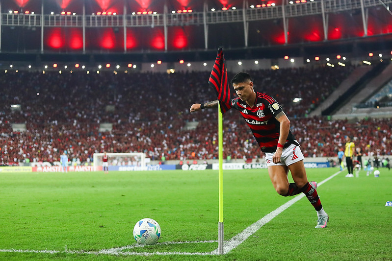 Luiz Araújo confirma: Rodrigo Caio organizou bola parada do Flamengo
