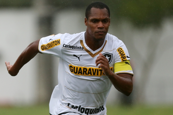 André Bahia em ação durante partida em Botafogo e Vitória em 2014