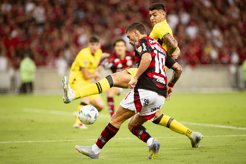 Arrascaeta leva raro amarelo por simulação e pode desfalcar o Flamengo na Libertadores