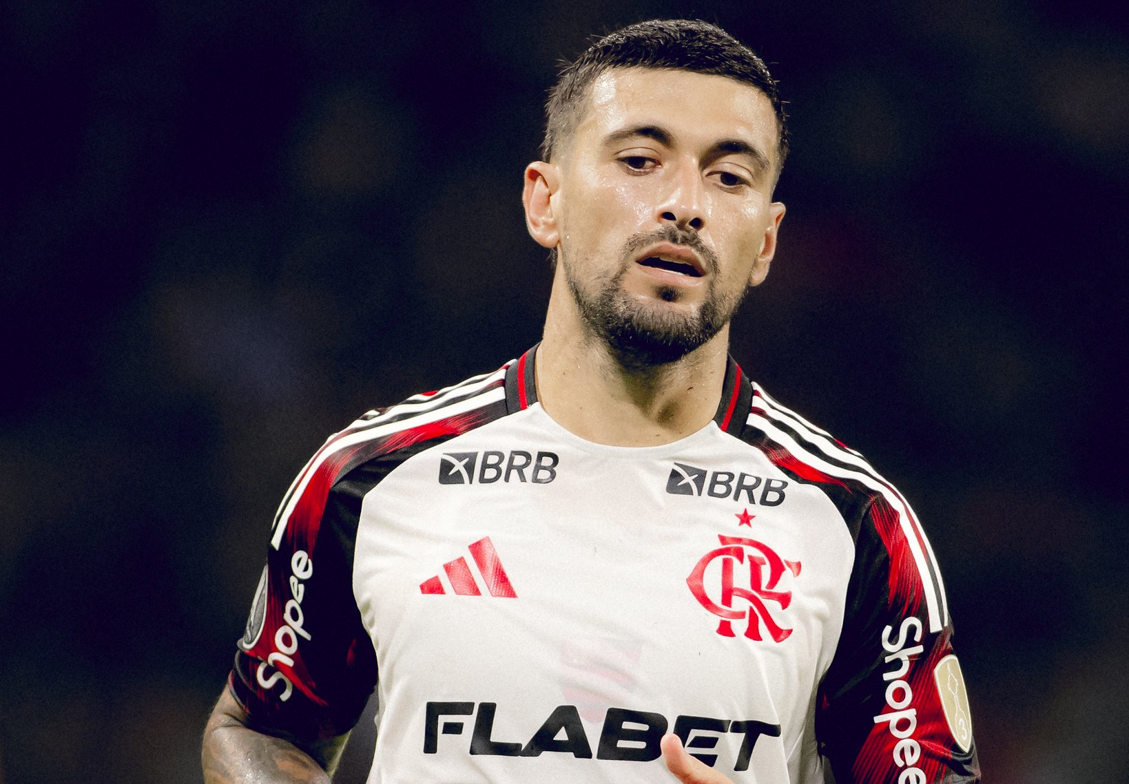 Flamengo toma decisão surpreendente sobre renovação de Arrascaeta