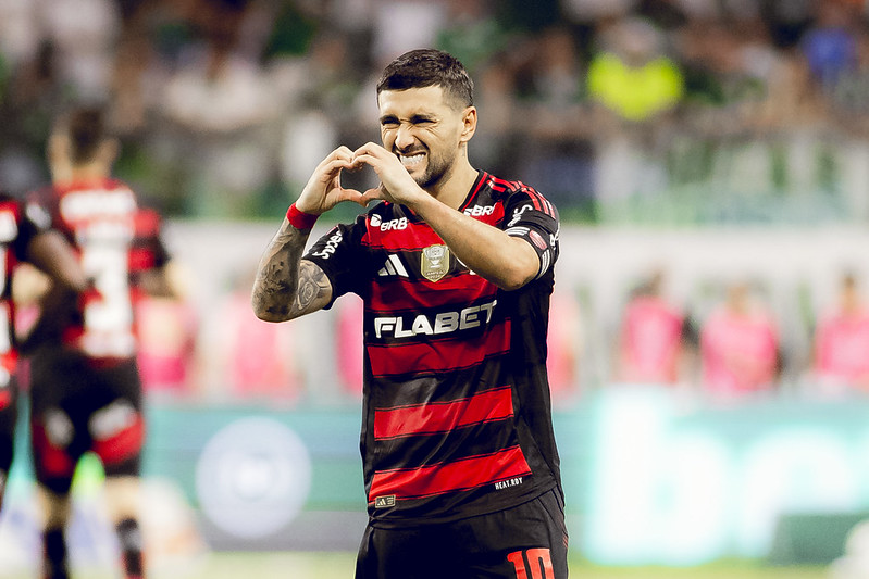 Arrasca comemora primeiro gol na vitória contra o Palmeiras