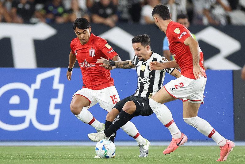 Botafogo vence Estudiantes e chega embalado contra Flamengo