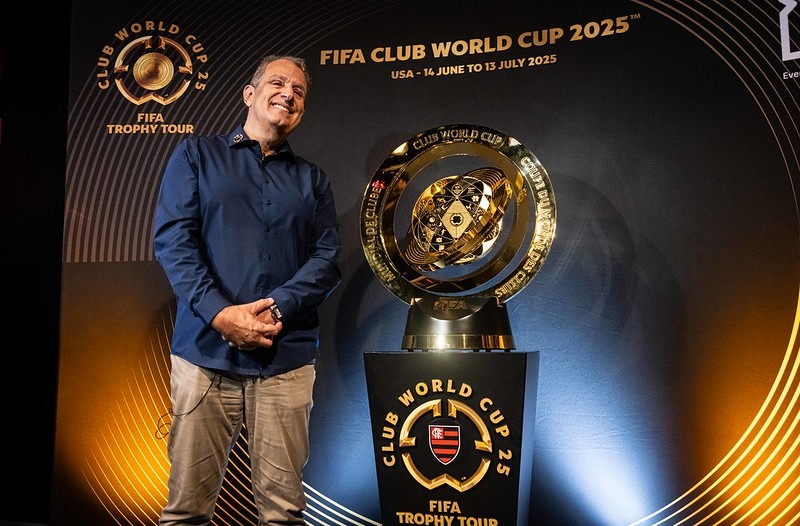 Bap recebe troféu do Mundial e comenta: 'Que volte definitivamente'