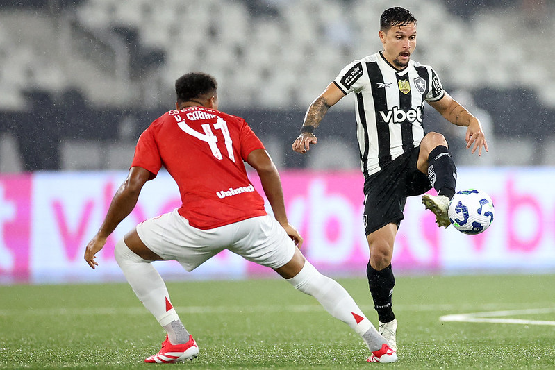Botafogo amassa Internacional antes de enfrentar Flamengo pelo Brasileirão