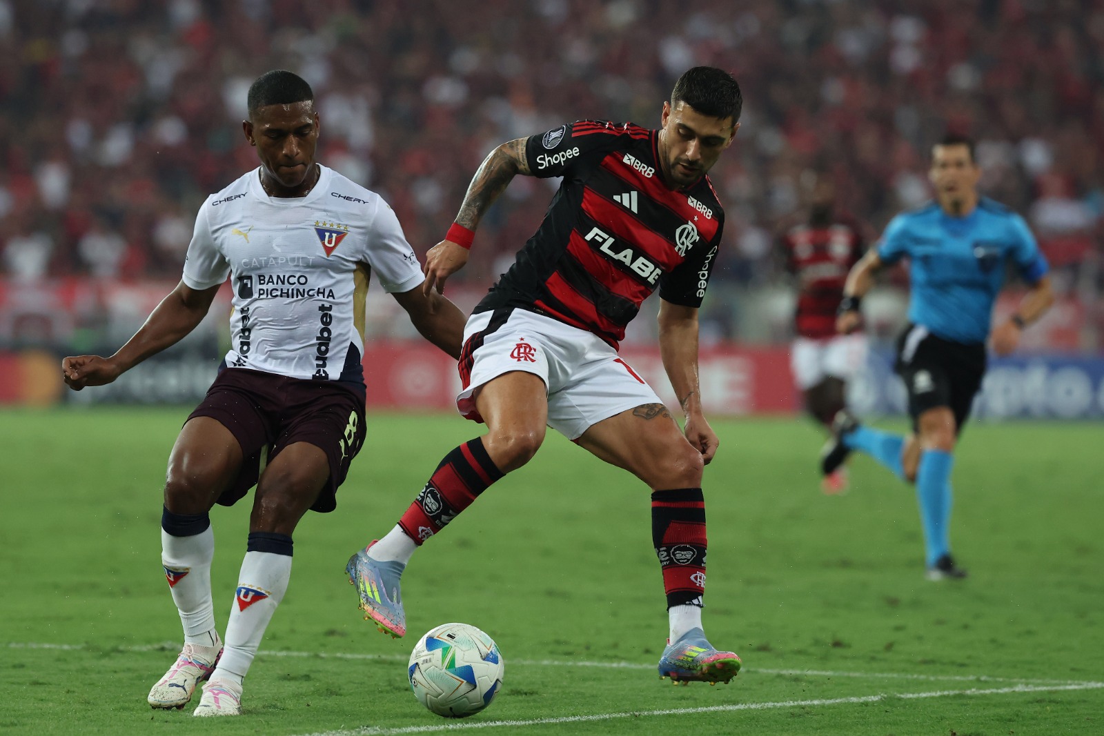 Meia da LDU admite sufoco contra Flamengo no Maracanã e desabafa: 'Difícil ter a bola'