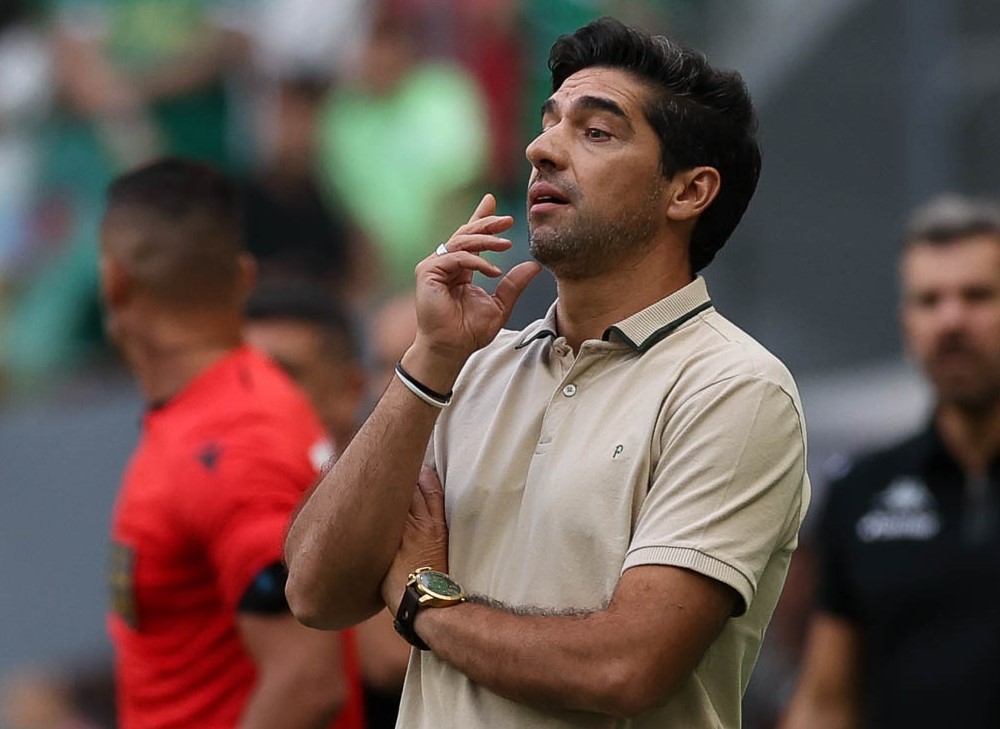 Abel Ferreira na beira do campo em jogo do Palmeiras no Brasileirão