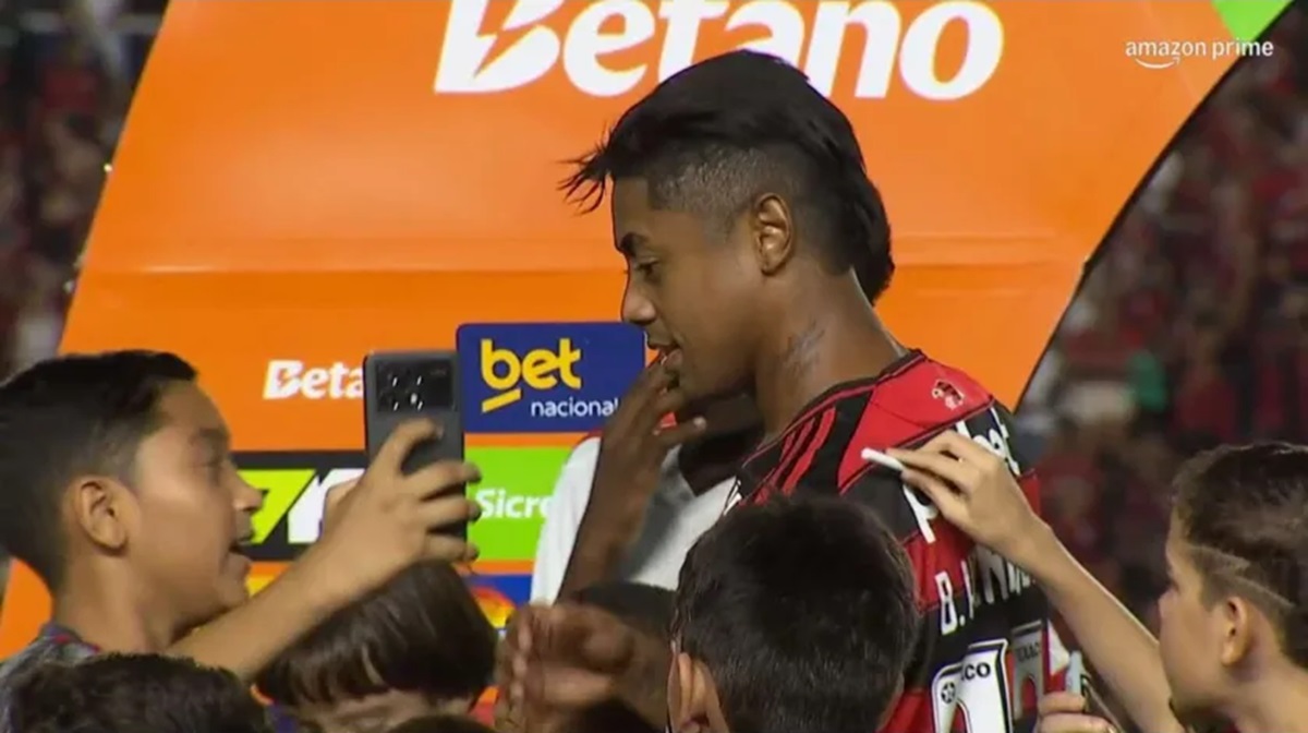Bruno Henrique é tietado por crianças antes de Botafogo-PB x Flamengo