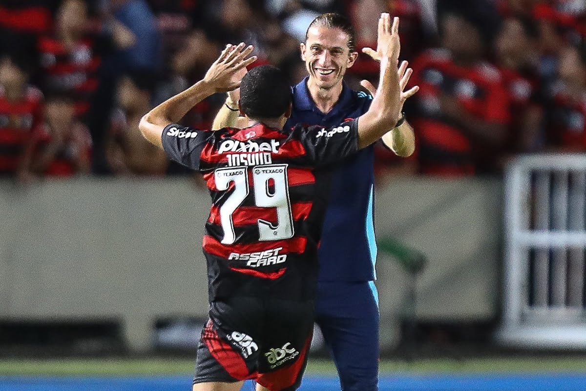 Filipe Luís rasga elogios a Joshua e admite emoção com 1º gol