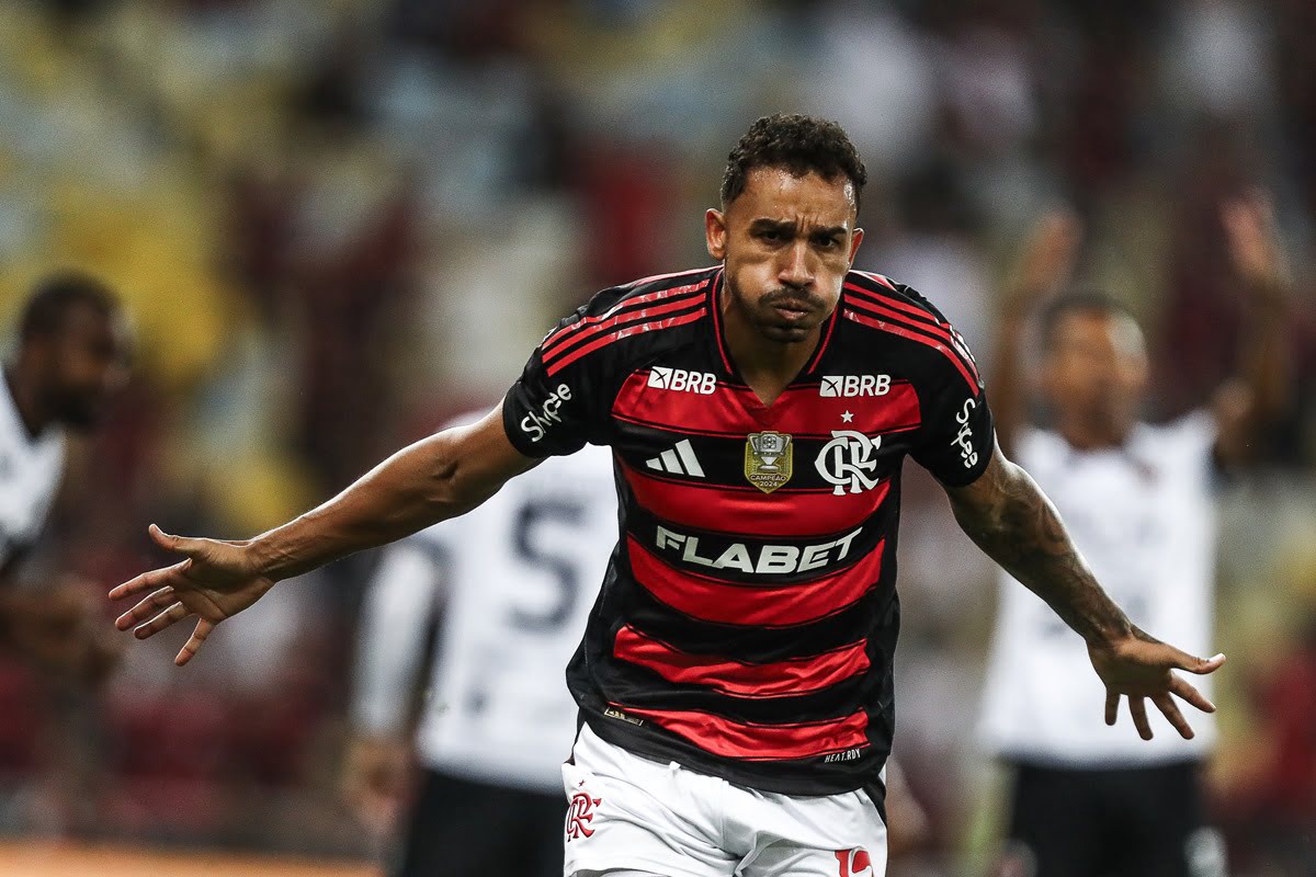 Danilo comemora gol feito pelo Flamengo contra o Botafogo-PB