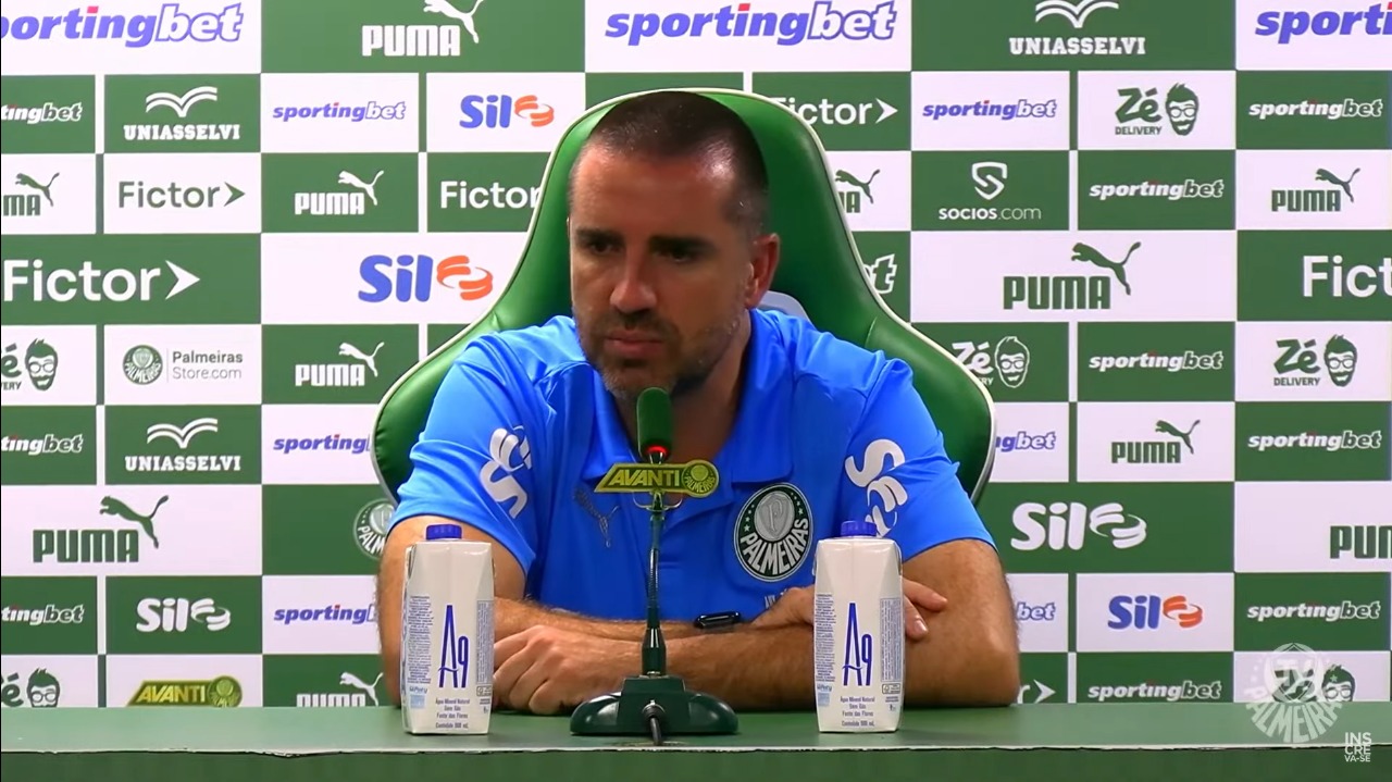 Auxiliar do Palmeiras critica VAR, fala em ‘jeitinho brasileiro’ e aponta favorecimento ao Flamengo
