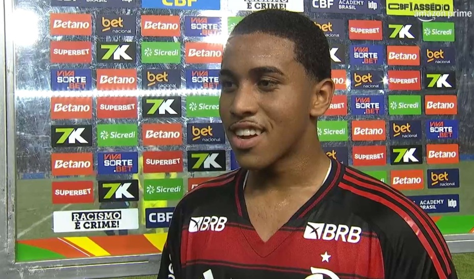 Gol, gratidão e emoção: Joshua exalta Filipe Luís e celebra 1º jogo pelo Flamengo