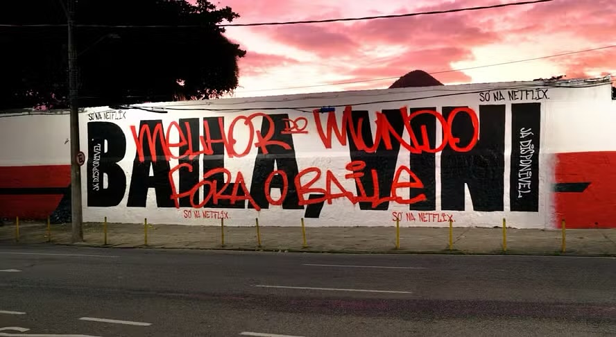 Muro da Gávea recebe inscrição sobre documentário de Vini Jr