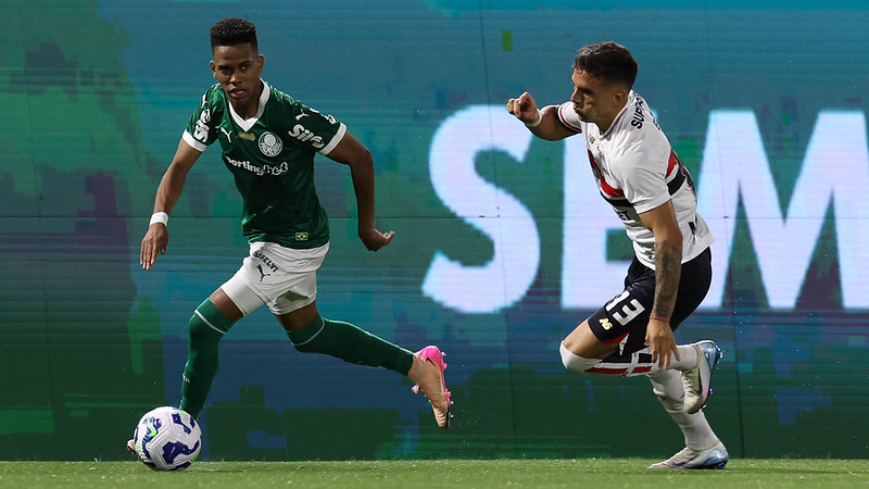 Palmeiras vence no fim e tira liderança do Flamengo