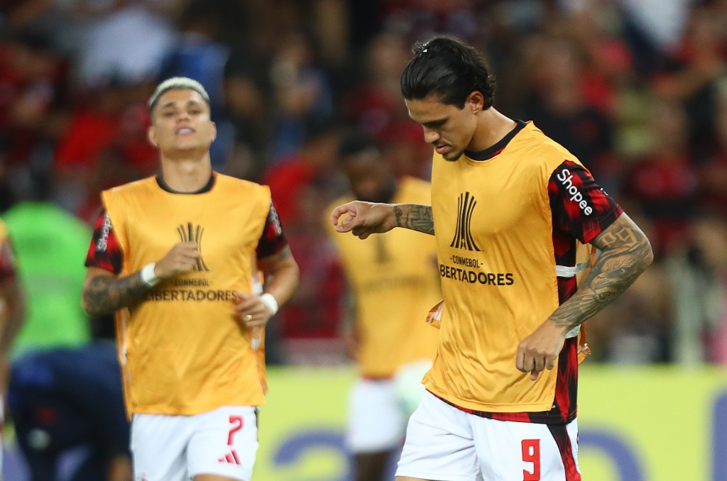 Torcedores do Flamengo questionam escalação de Filipe Luís; veja