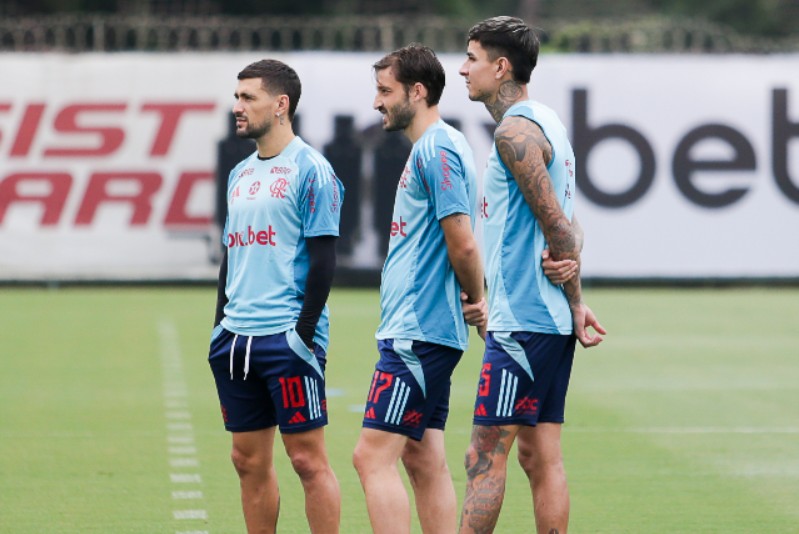 Pulgar e Viña treinam com elenco e podem ser relacionados; veja provável escalação do Flamengo