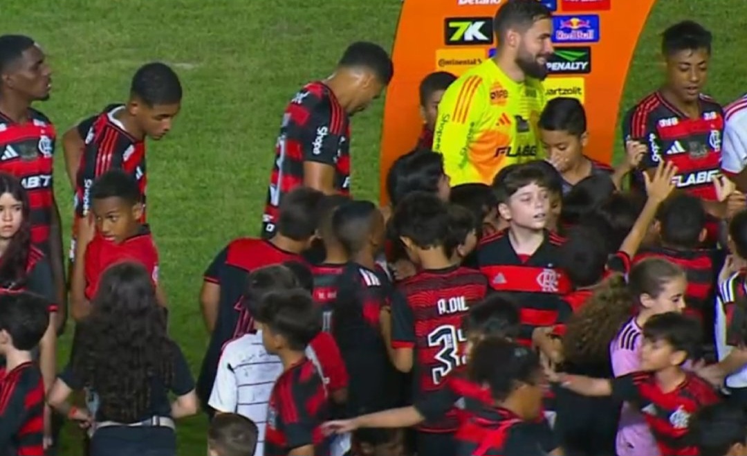 Árbitro registra na súmula atraso por 'excesso de crianças' com o Flamengo no Castelão