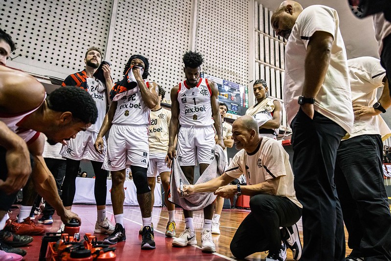 Técnico do FlaBasquete aponta 'culpado' por derrota para Corinthians e promete mudança