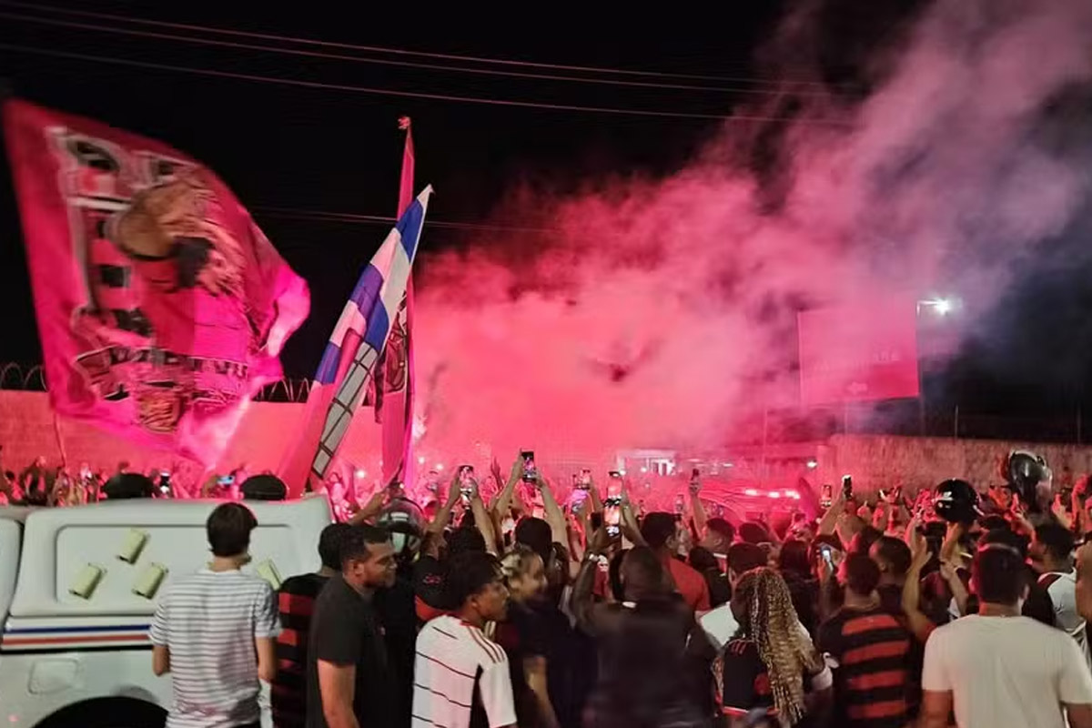 Torcida do Flamengo recebe equipe com festa em São Luís; veja