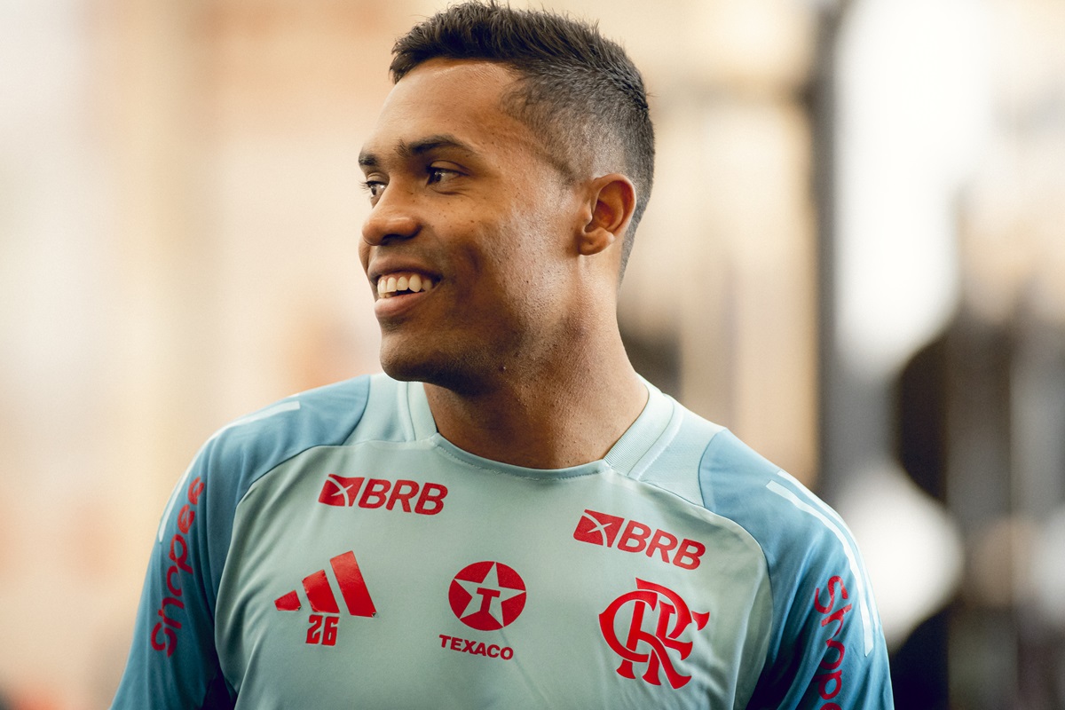 Alex Sandro comenta Ancelotti na Seleção e elogia Rodrigo Caio: 'Excelente pessoa'