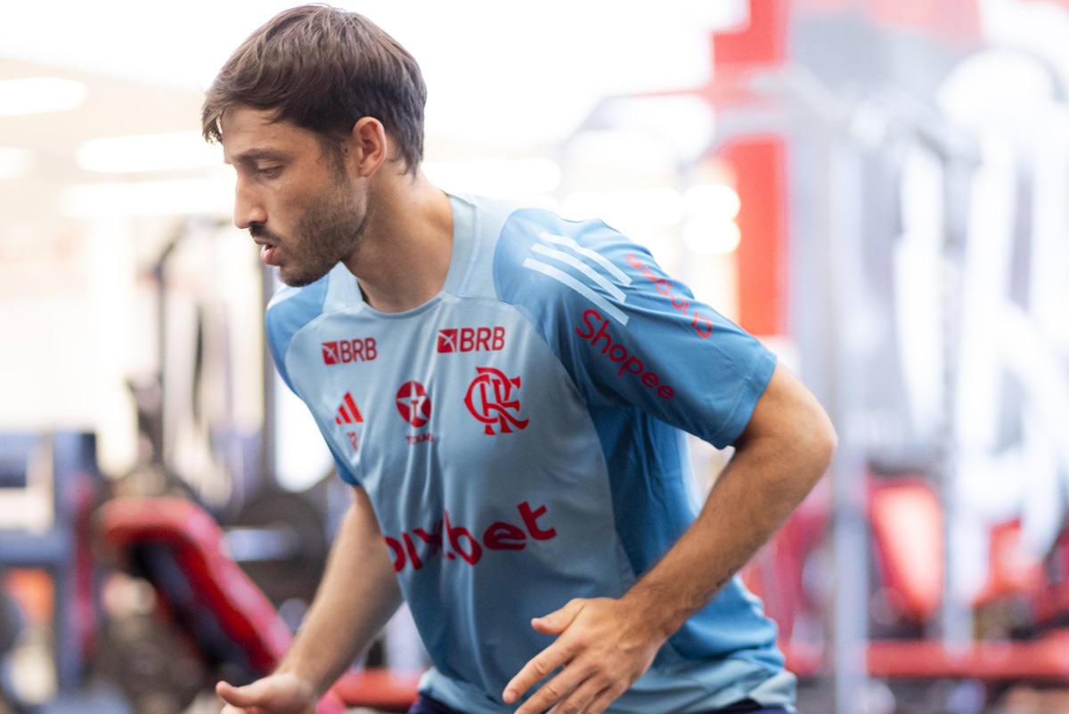 Filipe Luís fala sobre volta de Viña e elogia ‘força de vontade e personalidade’ do uruguaio