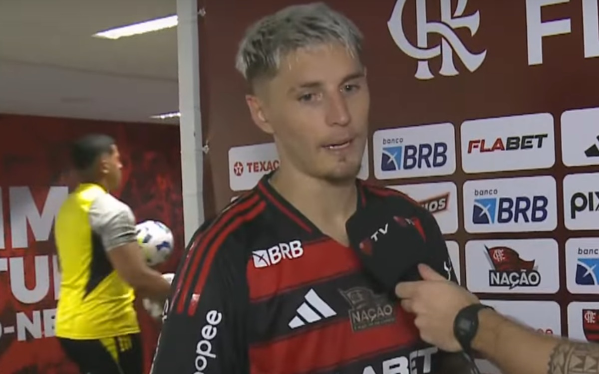 Varela exalta torcida do Flamengo: 'Cantaram por 100 minutos'