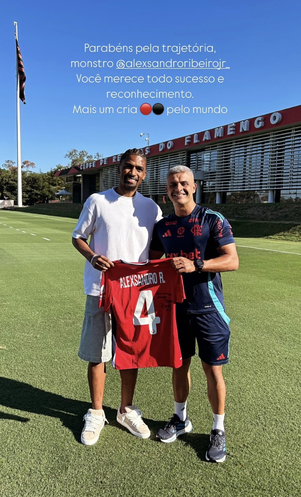 Alexsandro com o preparador físico Arthur Peixoto, no Ninho do Urubu
