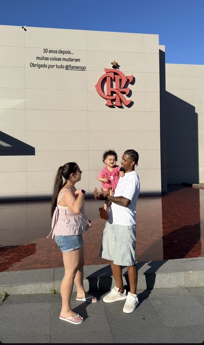 Alexsandro com a família no Ninho do Urubu