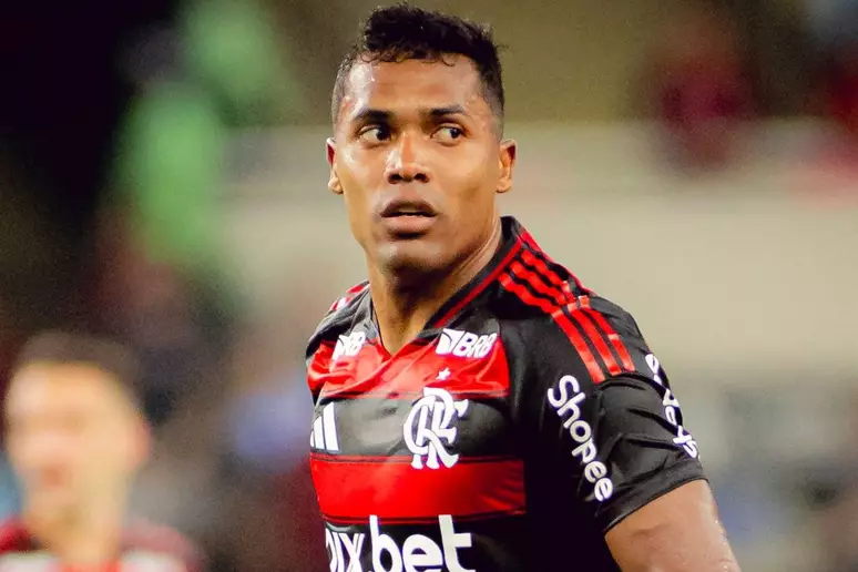 Alex Sandro celebra aprendizados e comenta possível saída de Gerson