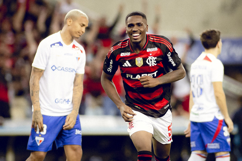 Evertton Araújo marca, comemora 'pausa' e ganha defesa apaixonada de Filipe Luís