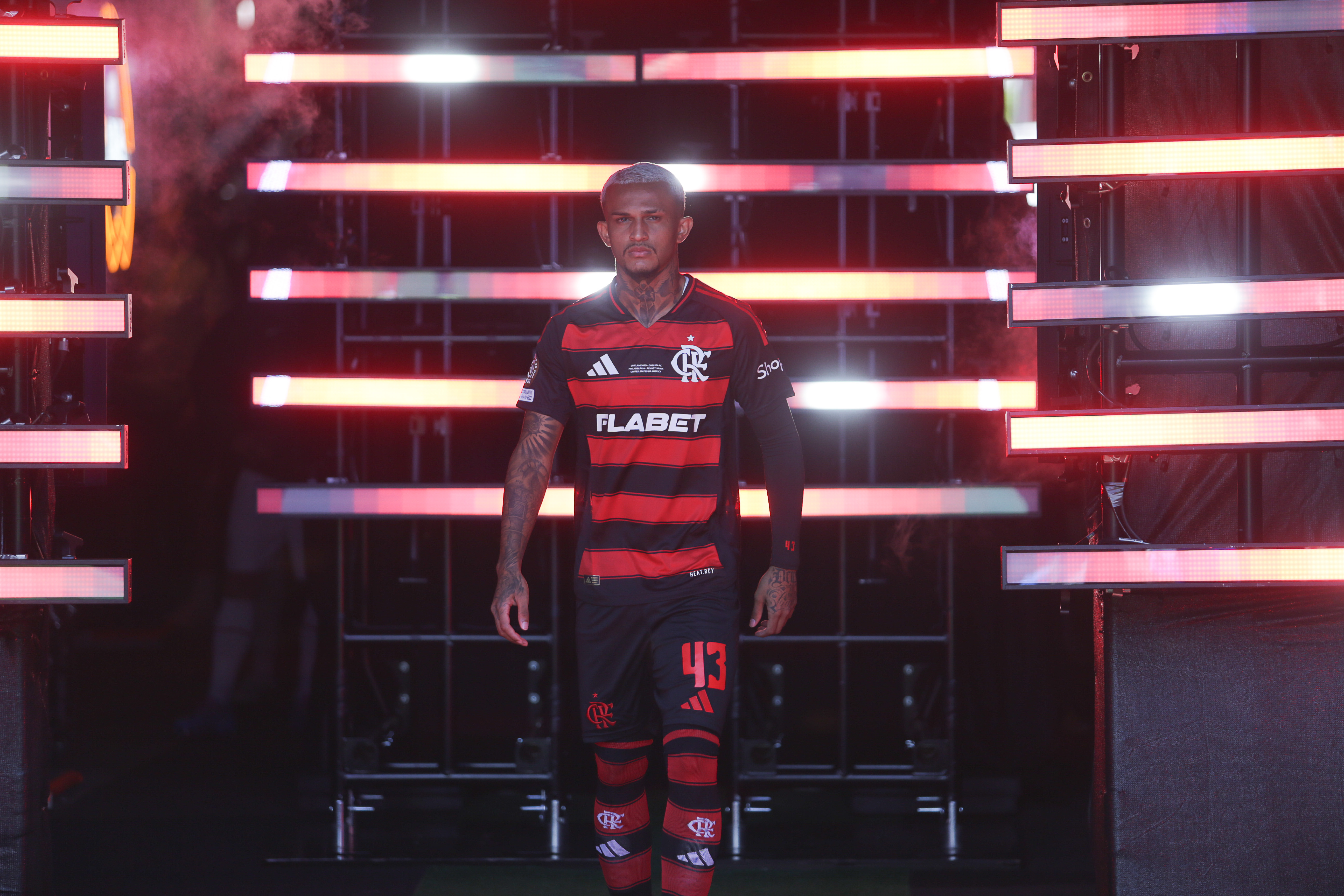 ‘Meu coração está quente’: Filipe Luís exalta superação após erro de Wesley