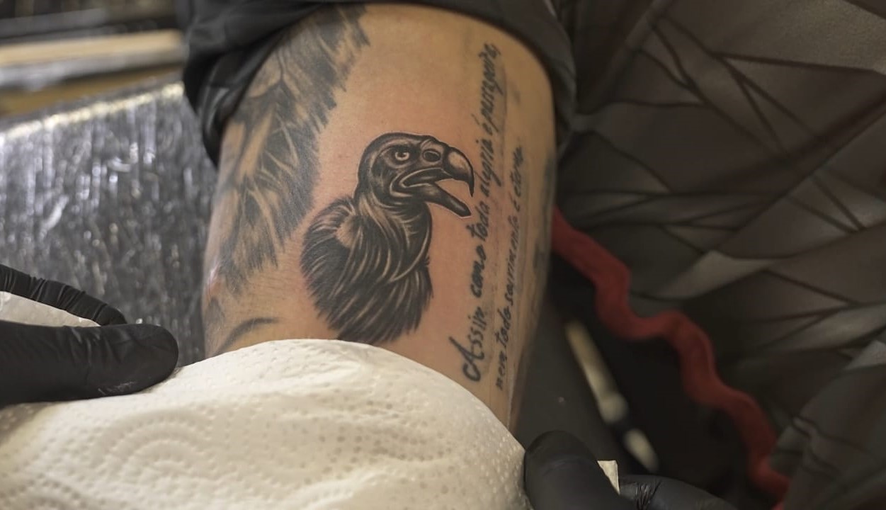 Flamengo cobre tatuagens de ex e eterniza amor rubro-negro em ação de Dia dos Namorados