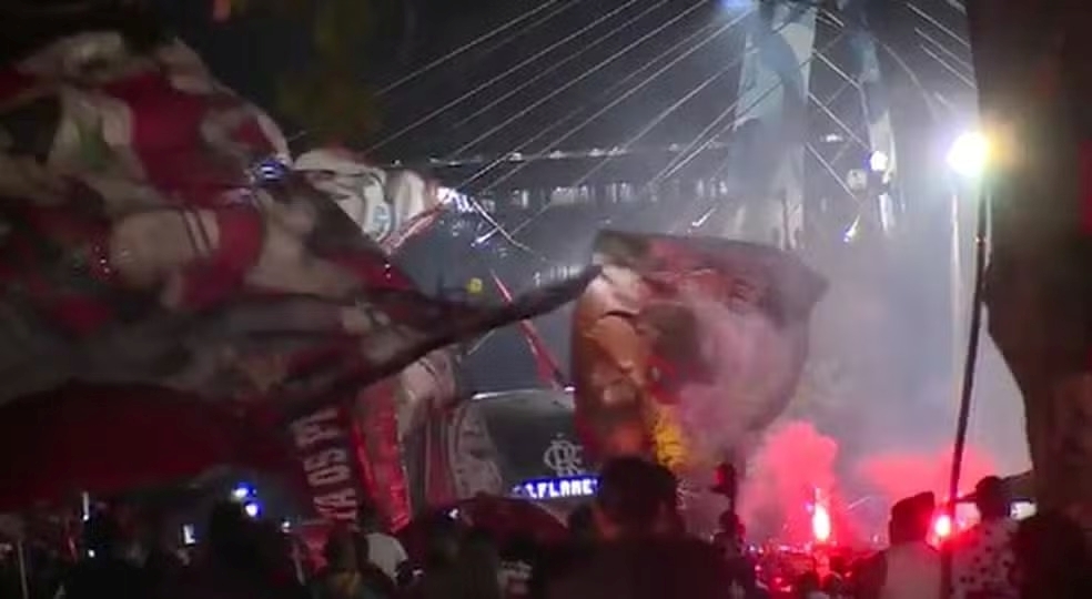 AeroFla: Flamengo chega ao Galeão nos braços da Nação Rubro-Negra