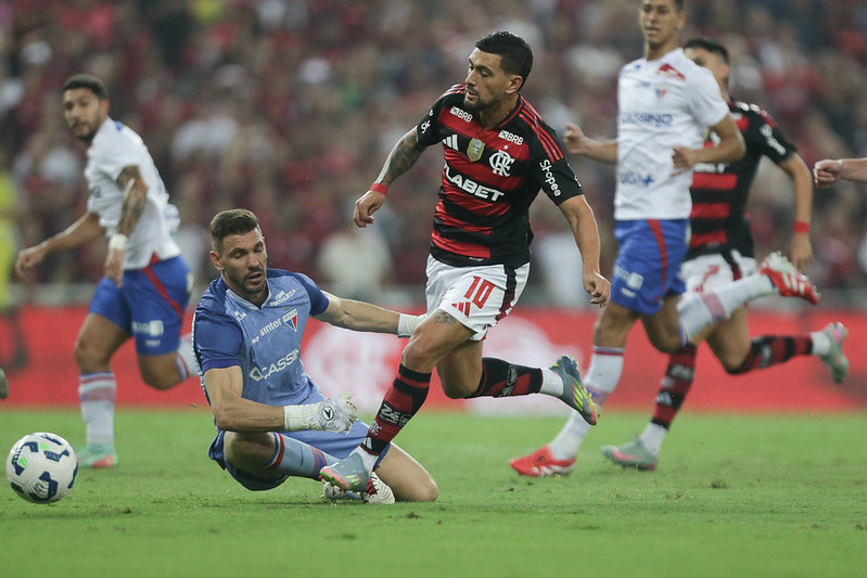 Flamengo domina seleção de maio do Cartola FC