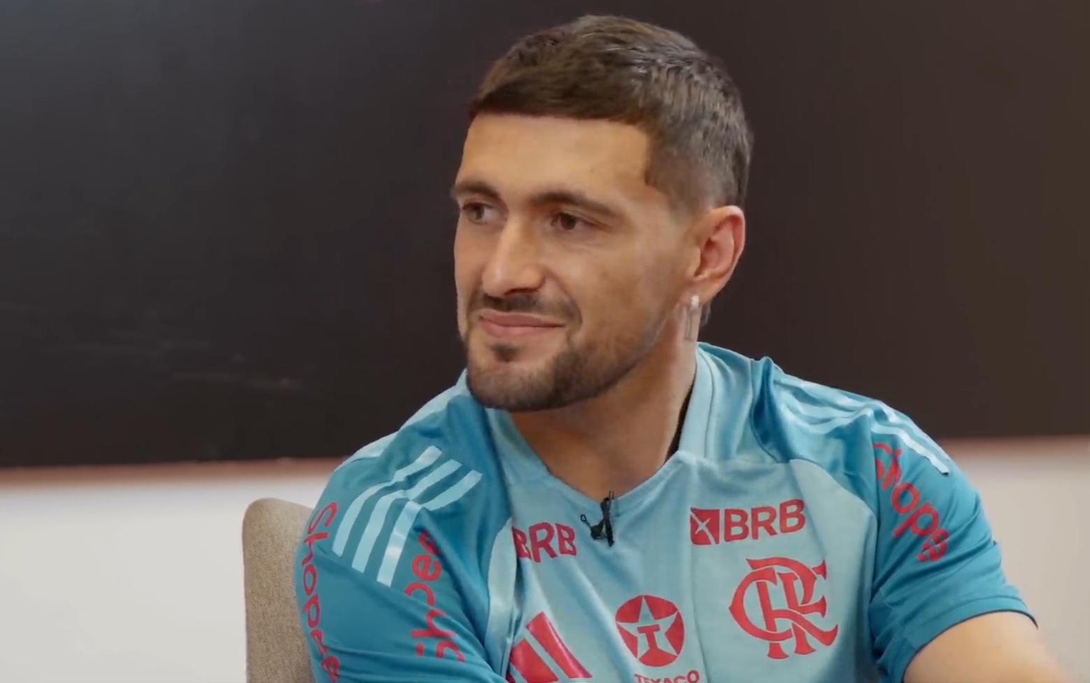 Arrascaeta sorri ao falar com Romário