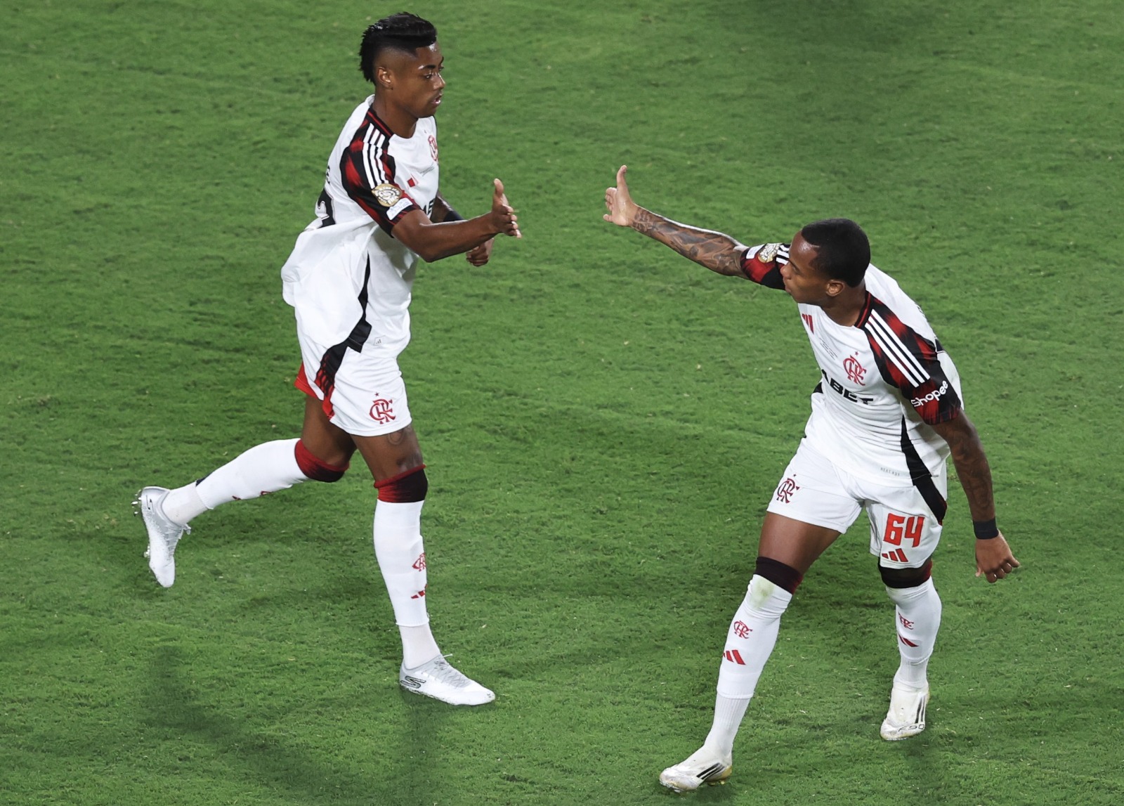 'Me identifico nele': Bruno Henrique elogia Wallace Yan e aposta em futuro brilhante no Flamengo
