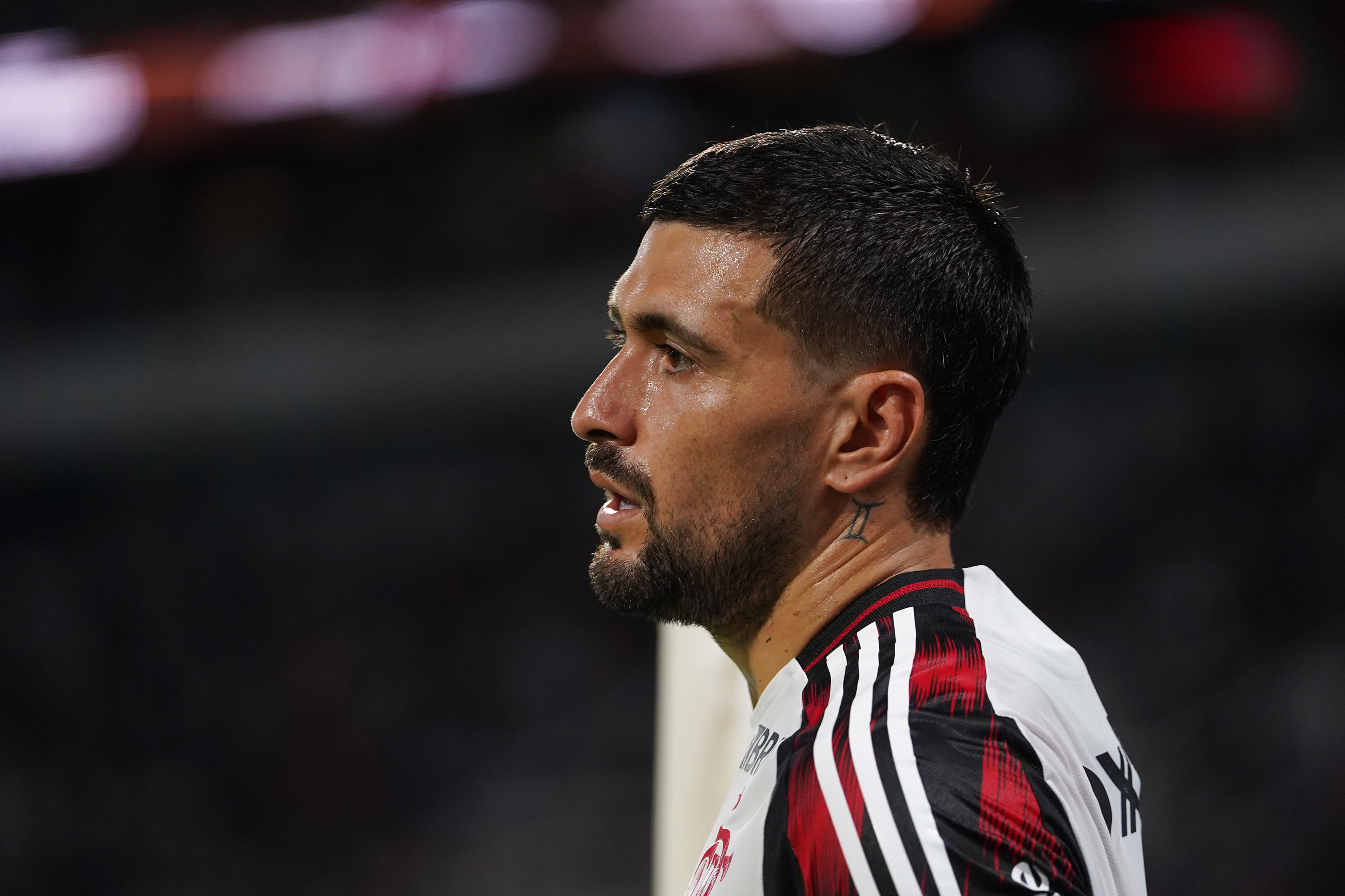 Após interesse do Cruz Azul, Flamengo define valor para vender Arrascaeta